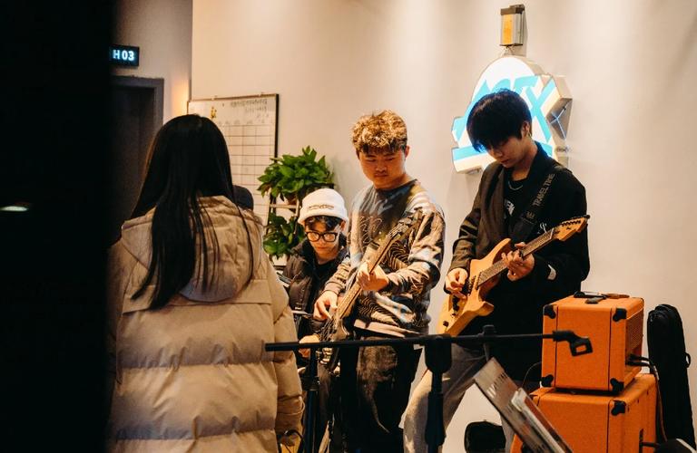 Mouz 晋级 2025 年 BLAST Open 春季总决赛，击败 Eternal Fire 。