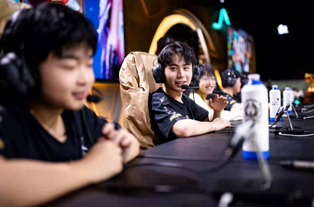 Ropz在赛车赛道上撞毁保时捷